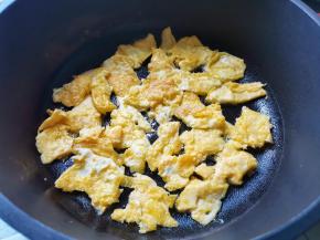 锅热放油，倒入打散的鸡蛋，炒好盛出备用。