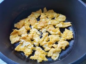 锅热放油，倒入打散的鸡蛋，炒好盛出备用。