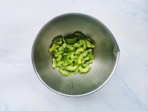 苦瓜加一小勺盐腌5分钟，