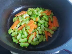 另起锅热油，加入苦瓜、胡萝卜炒至变色。