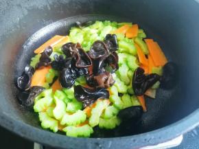 加入木耳炒匀，