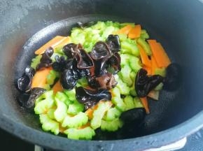 加入木耳炒匀，