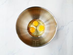 鸡蛋磕入打蛋盆中搅散，