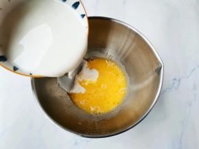 加入白糖，加入纯牛奶，搅拌均匀，