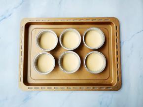 倒入锡纸碗中，放入烤盘。