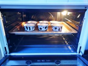 推入预热好的烤箱，上下火中层180℃烤20分钟就可以吃啦～