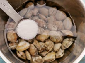 加一勺盐，一点点油，静置10分钟清理出泥沙。