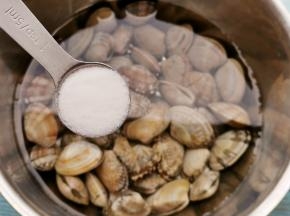 加一勺盐，一点点油，静置10分钟清理出泥沙。
