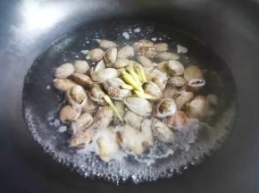 锅中烧开水，加1勺料酒，放入花甲煮到开口，连水一起盛出，放一边备用。