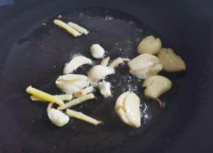 起锅烧油，爆香大蒜姜丝，