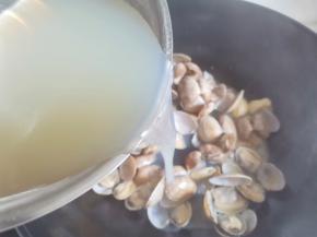 加入上层干净没有泥沙杂质的水烧开，