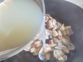 加入上层干净没有泥沙杂质的水烧开，