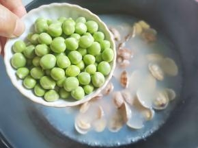 加入豌豆煮开，