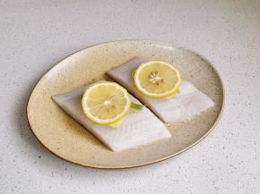 放上葱姜，柠檬片。