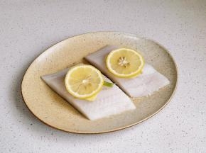 放上葱姜，柠檬片。