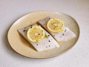 撒黑胡椒，腌制10分钟。