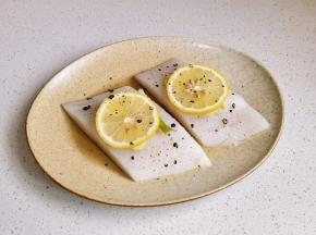 撒黑胡椒，腌制10分钟。