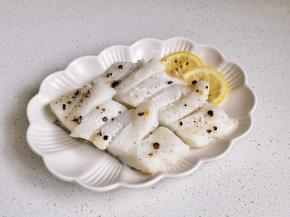 夹掉葱姜和柠檬。