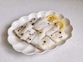 夹掉葱姜和柠檬。