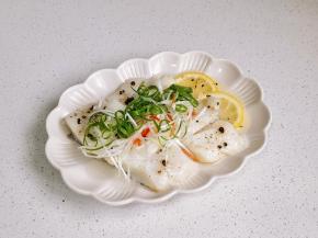 放上葱丝辣椒丝，淋上热油。