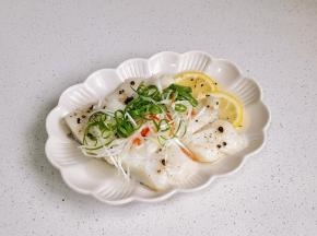 放上葱丝辣椒丝，淋上热油。