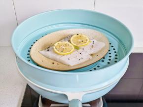 放氧吧锅蒸屉上。