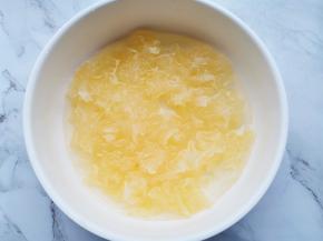 银耳温水泡发。