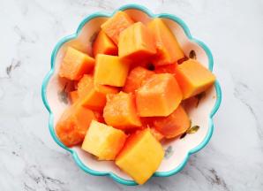 木瓜去籽和中间较软的果肉，刮去外皮切成小块。