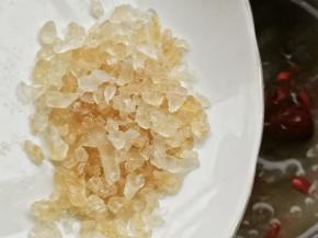 加入冰糖搅拌融化，