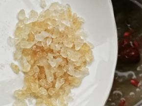 加入冰糖搅拌融化，
