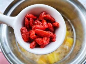 枸杞，煮两分钟关火即可。