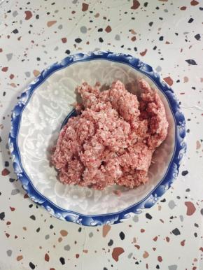 8肥2瘦的猪肉，用绞肉机搅碎成肉糜！