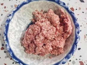8肥2瘦的猪肉，用绞肉机搅碎成肉糜！