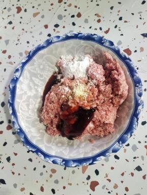 肉馅儿中放入生抽，蚝油，盐，鸡精，玉米淀粉抓拌均匀！