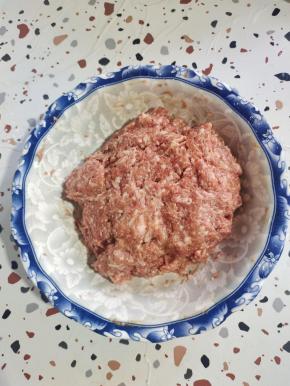 再放入适量的香油抓拌均匀腌制十分钟左右！