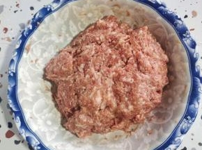 再放入适量的香油抓拌均匀腌制十分钟左右！