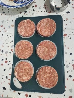 可以一次性多做一点，放进冰箱冷冻保存，吃的时候直接拿出来用烤箱烤熟或者用平底锅，电饼铛煎熟都可以！