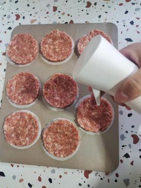 再做好的肉饼上用喷壶喷适量的油！
