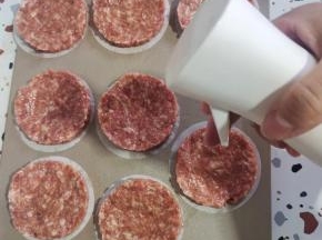 再做好的肉饼上用喷壶喷适量的油！