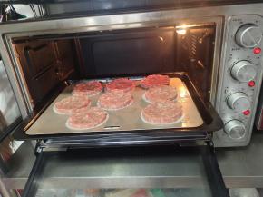 放进提前预热好的烤箱！