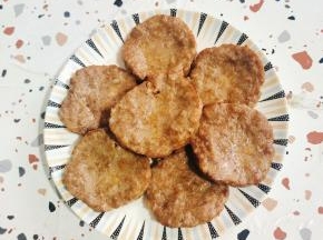 看看烤好的肉饼鲜嫩多汁儿，特别的香！