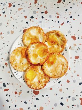 鸡蛋也用烤箱提前烤好！(汉堡模具喷适量的油，打入鸡蛋，撒少许盐，再用牙签把蛋黄扎几个孔，再在鸡蛋表面喷适量的油，放入提前预热好的烤箱180度烤十分钟左右就可以了！)