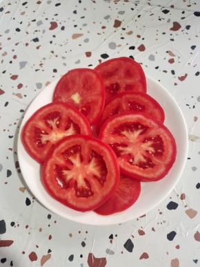 西红柿清洗干净，切成片备用！