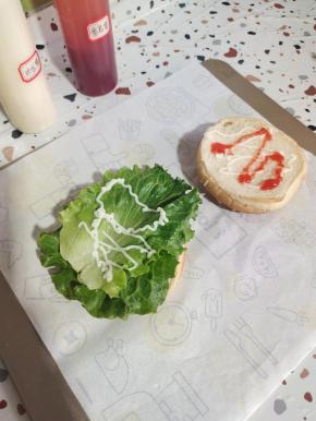 放两片生菜，挤适量的沙拉酱！