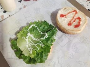 放两片生菜，挤适量的沙拉酱！