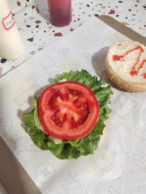 放上一片西红柿，再挤适量的番茄酱！