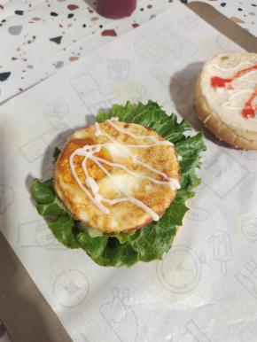 再放一个烤好的鸡蛋，挤适量的沙拉酱！