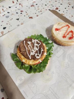 放上烤好的肉饼，挤适量的沙拉酱！