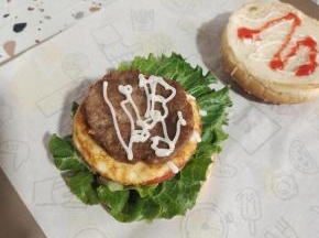 放上烤好的肉饼，挤适量的沙拉酱！