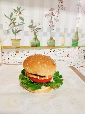 把汉堡盖好，一个肉饼汉堡就做好了，是不是 特别简单？